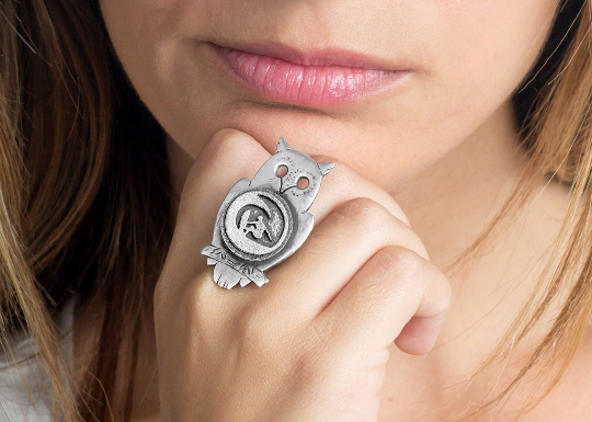 Coin ring with the Surfer coin medallion on owl surfer ring