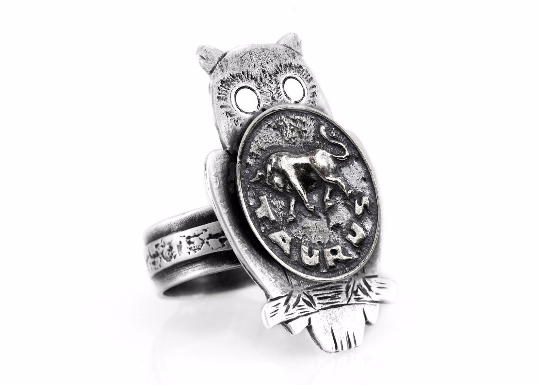 Coin ring with the Taurus coin medallion on owl