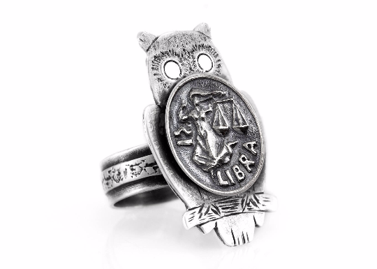 Coin ring with the Libra coin medallion on owl