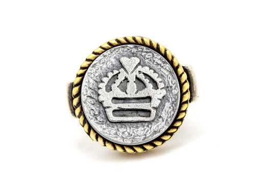 Coin ring with the crown coin medallion