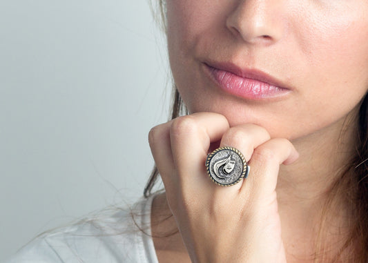 Coin ring with the Stylish Face coin medallion