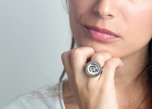 Coin ring with the surfer coin medallion