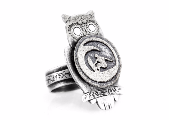 Coin ring with the Surfer coin medallion on owl surfer ring
