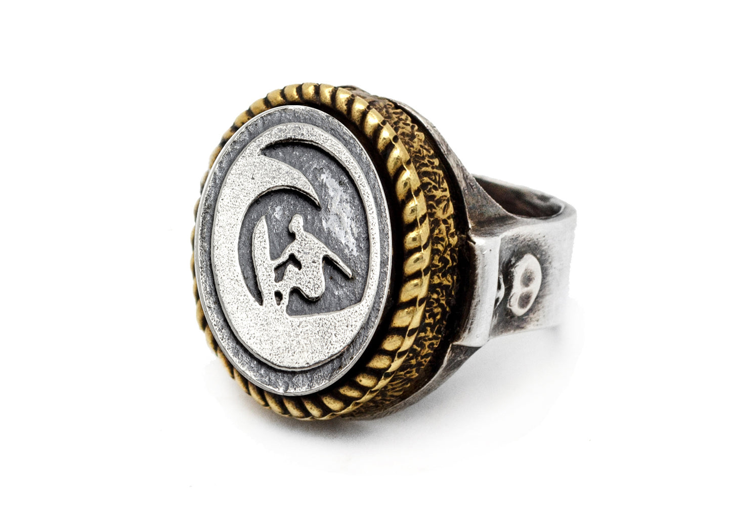 Coin ring with the surfer coin medallion