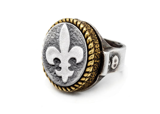 Coin ring with the White Lily coin medallion