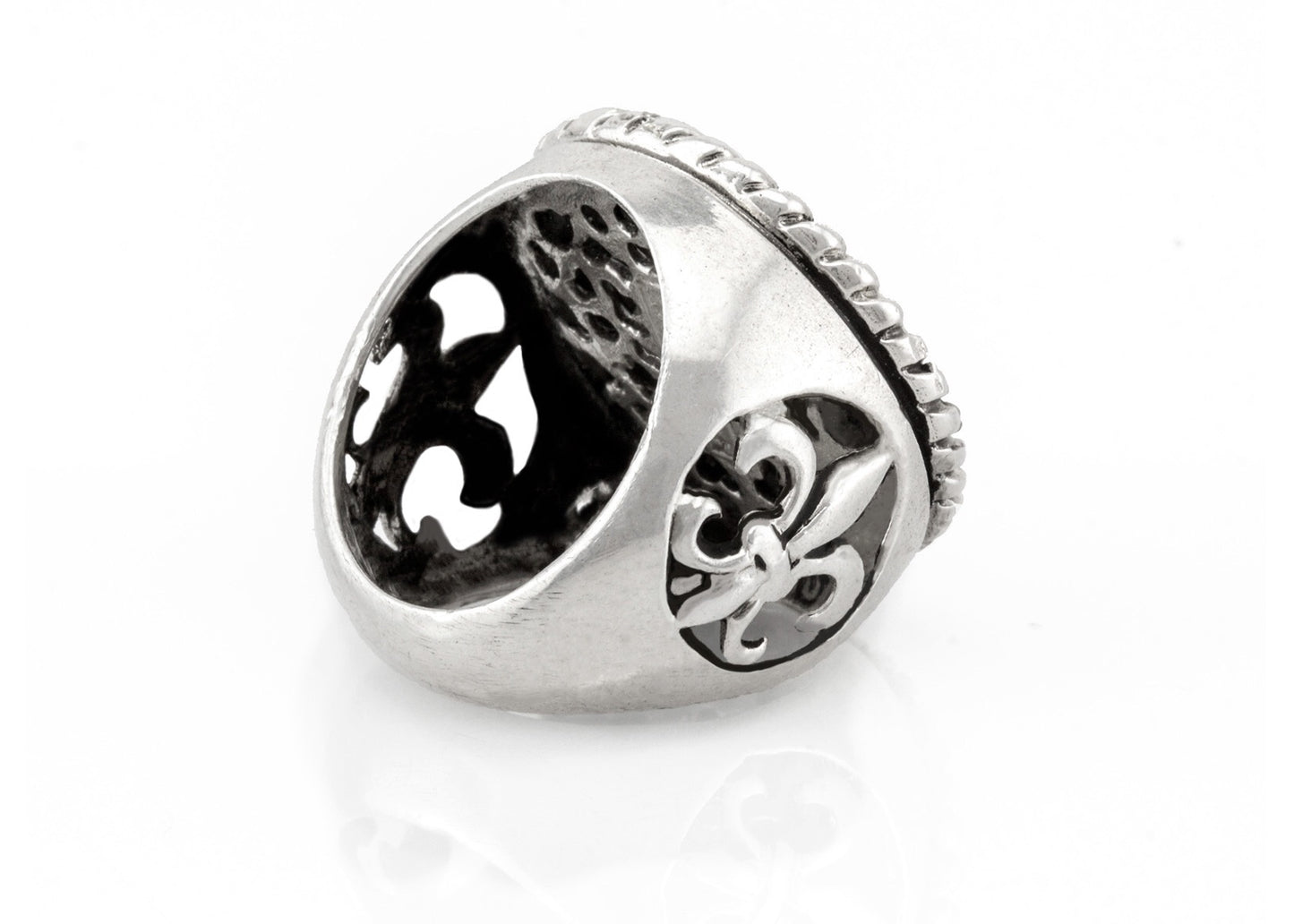 Ring with the Amen coin medallion in English on fleur de lis ring